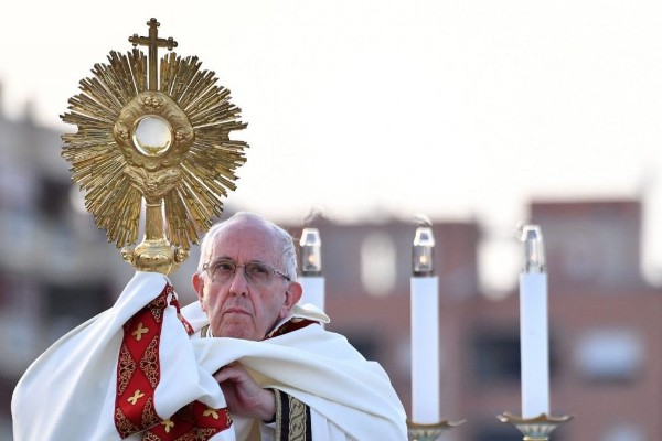 Papież na zakończenie Synodu: Kościół musi adorować i służyć