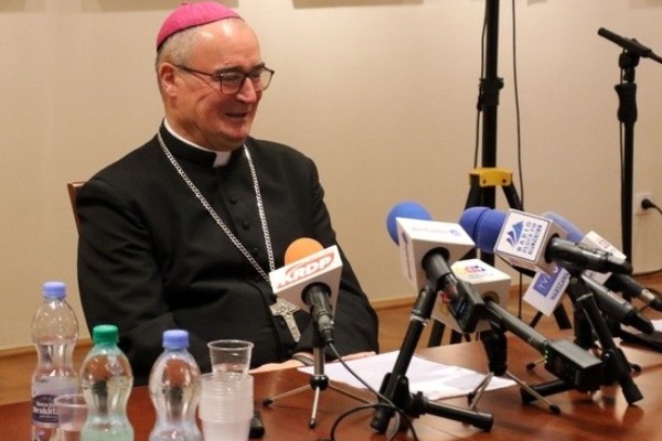 Ks. biskup Szymon Stułkowski do dziennikarzy: potrzebujemy doświadczenia ludzi świeckich