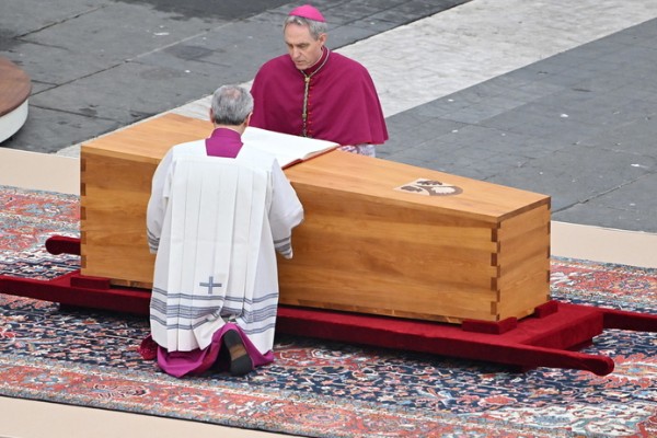 Homilia Franciszka na Mszy św. pogrzebowej papieża-seniora Benedykta XVI 