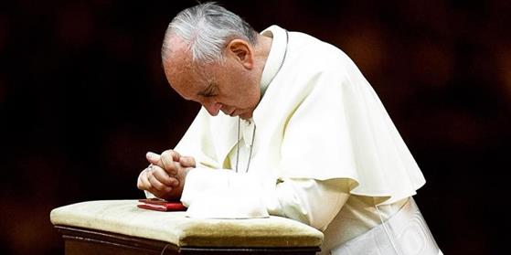 web3-pope-francis-praying-knees-instagram-east-news-1024x512.jpg